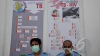 Warga binaan yang terkena penyakit Tuberkulosis bersiap diperiksa di Balai Pengobatan Lapas Cipinang, Jakarta, (24/2/2015). Catatan WHO, kasus TB di lembaga pemasyarakatan di Indonesia, 11 hingga 81 kali dari populasi umum. (Liputan6.com/Johan Tallo)