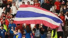 Suporter Thailand mengibarkan bendera saat melawan Timnas Indonesia dalam laga matchday ketiga Grup A Piala AFF 2022 di Stadion Utama Gelora Bung Karno, Senayan, Jakarta, Kamis (29/12/2022) sore WIB. (Bola.com/M Iqbal Ichsan)