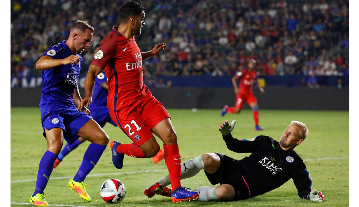 Pemain PSG, Hatem Ben Arfa mencoba melewati hadangan kiper Leicester City, Kasper Schmeichel pada laga International Champions Cup 2016 di StubHub Center, Carson, California, (30/7/2016). (Reuters/Mario Anzuoni)