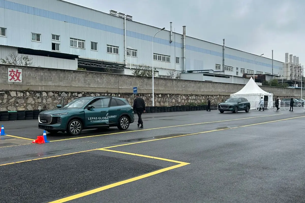 Test drive mobil LEPAS L8 di close track milik Chery di Wuhu, Cina (Liputan6.com/Idris Rusadi Putra)