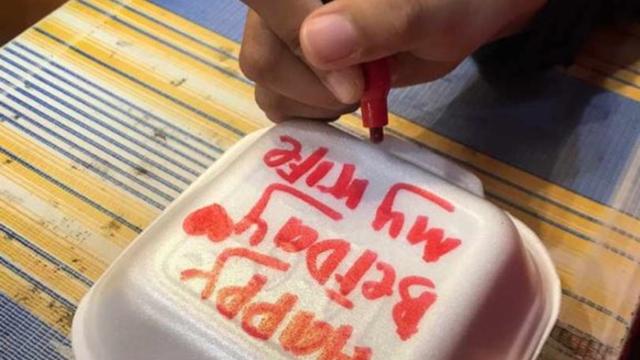 Berikan Burger Sebagai Ganti Kue Ulang Tahun