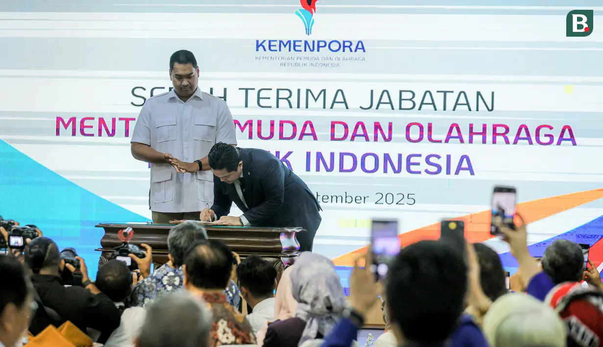 <p>Serah terima jabatan Menteri Pemuda dan Olahraga Republik Indonesia (Menpora RI) periode 2023-2025, Dito Ariotedjo (kiri) kepada Menteri Pemuda dan Olahraga Republik Indonesia (Menpora RI) periode 2025-2029, Erick Thohir dalam acara yang berlangsung di Auditorium Wisma Kemenpora, Senayan, Kamis (18/09/2025). (Bola.com/Bagaskara Lazuardi)</p>