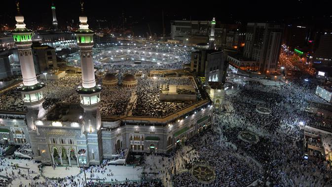 Ribuan jemaah melakukan tawaf, salat dan doa di Masjidil Haram, kota suci Makkah, Arab Saudi pada Rabu (7/8/2019). Umat muslim dari penjuru dunia sudah berada di Makkah untuk melaksanakan rangkaian ibadah haji yang segera mencapai puncak Wukuf di Arafah. (Photo by FETHI BELAID / AFP)