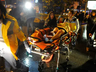 Korban terluka akibat penembakan di kelab malam di evakuasi tim medis di Istanbul, Turki (1/1). Aksi penembakan brutal dilaporkan terjadi di sebuah kelab malam di Istanbul, selama perayaan malam Tahun Baru. (Murat Ergin/Ihlas News Agency via Reuters)