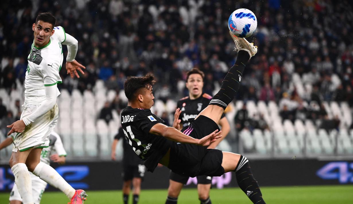 Menjamu Sassuolo di Allianz Stadium, I Bianconeri tampil menekan sejak bola digulirkan. Meski menguasai jalannya laga, Juventus tak mampu meraih kemenangan kontra I Neroverdi. Juve harus mengakui keunggulan Sassuolo dan menyerah dengan skor 1-2. (AFP/Marco Bertorello)