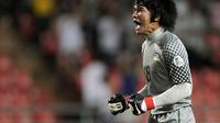 Kiper Timnas Thailand, Sinthaweechai Hathairattanakool, saat kualifikasi Piala Dunia 2014 melawan Oman di Stadion Rajamangala, Bangkok. (AFP/Nicolas Asfouri)