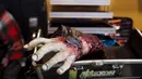 Sebuah tangan palsu yang mengerikan menjadi aksesoris warga untuk merayakan halloween di Amerika, Minggu (18/10/2015). Perayaan Halloween dilakukan setiap bulan oktober. (REUTERS/Shannon Stapleton)