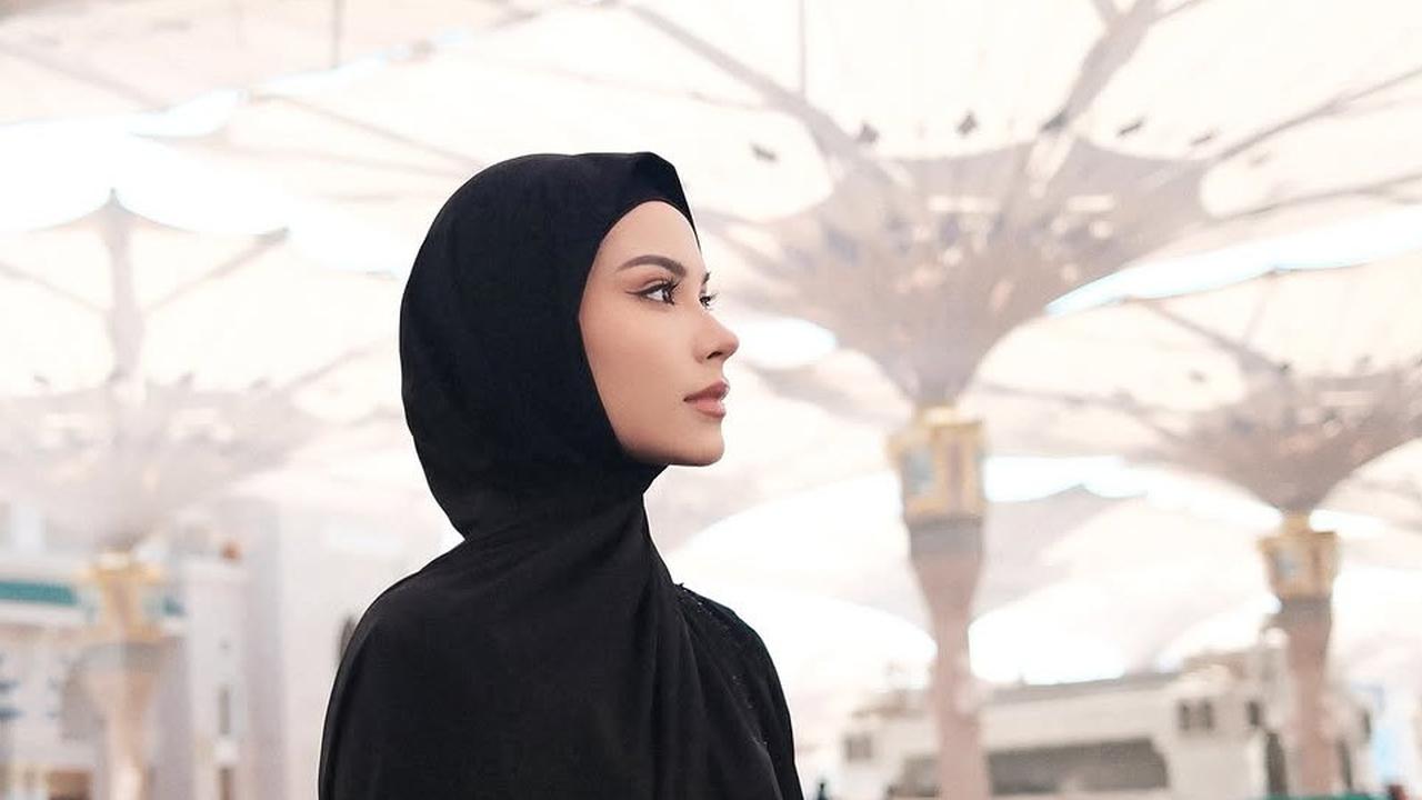 7 Penampilan Memesona Alyssa Daguise Jalani Umrah Bersama Sang Ibunda, Netizen: MasyaAllah Bidadari