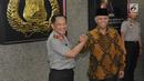 Kapolri Jenderal Tito Karnavian dan Ketua KPK Agus Rahardjo melakukan salam komando di Mabes Polri, Jakarta, Kamis (6/7). Agus Rahardjo dan rombongan menemui Kapolri dan jajarannya untuk bersilaturahmi setelah lebaran. (Liputan6.com/Helmi Afandi)