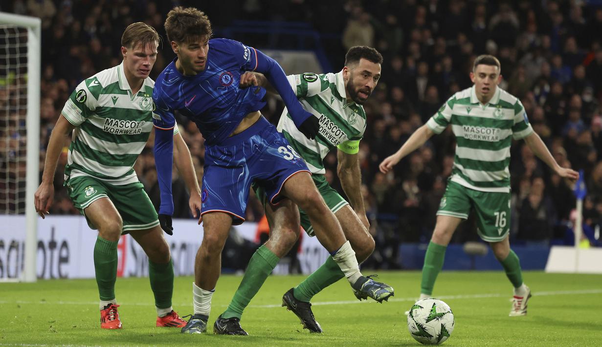 Pemain Chelsea, Marc Guiu berebut bola dengan pemain Shamrock Rovers, Roberto Lopes pada laga lanjutan UEFA Conference League di Stamford Bridge, London, Inggris, Jumat (20/12/2024) WIB. (AP Photo/Ian Walton)