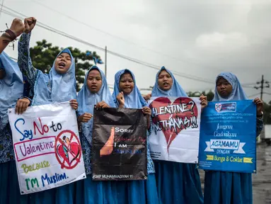Sejumlah pelajar menggelar demonstrasi menolak perayaan Hari Valentine di Surabaya, Jawa Timur, Kamis (14/2). Demonstrasi menolak Valentine sering terjadi di Indonesia. (Juni Kriswanto/AFP)
