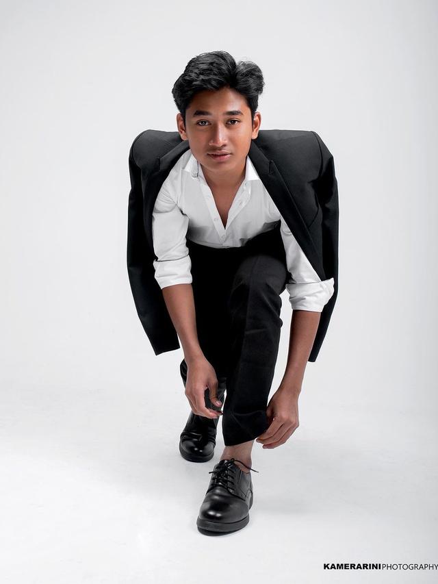 6 Potret Redi Mulyana Adik Lesti Kejora, Bak Anak Tunggal di Pemotretan Keluarga