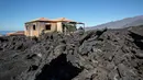 Foto pada 4 Januari 2022 terlihat rumah-rumah yang rusak akibat aliran lahar gunung berapi Cumbre Vieja, di Pulau La Palma, Spanyol. Letusan Cumbre Vieja dimulai pada 19 September 2021 dan secara resmi dinyatakan berakhir pada 25 Desember lalu, setelah 10 hari tidak aktif. (DESIREE MARTIN/AFP)