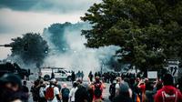 Ilustrasi terkena gas air mata. (Photo by Colin Lloyd on Unsplash)