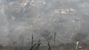 Seorang warga melihat sisa-sisa kebakaran besar yang melanda kota pantai Valparaiso di Chile, Senin (2/1). Otoritas setempat menyebut, angin kencang dan suhu udara yang tinggi turut memicu semakin meluasnya kebakaran ini. (REUTERS/Rodrigo Garrido)