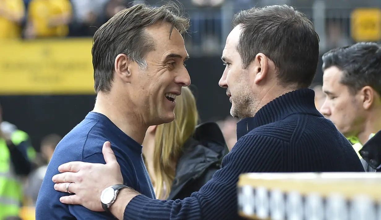 Manajer tim Wolverhampton Wanderers, Julen Lopetegui (kiri) menyapa manajer tim Chelsea, Frank Lampard jelang dimulainya laga pekan ke-30 Liga Inggris 2022/2023 di Molineux Stadium, Wolverhampton, Sabtu (8/4/2023). (AP Photo/Rui Vieira)