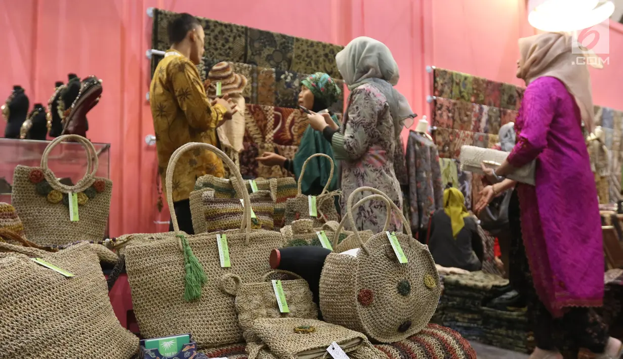 Pengunjung melihat produk dalam pameran Karya Kreatif Indonesia (KKI) di JCC Senayan, Jakarta, Jumat (12/7/2019). Pameran ini menampilkan produk-produk UMKM RI mulai dari kain, pakaian, tas, hingga berbagai kuliner seperti kopi buatan anak negeri. (Liputan6.com/Angga Yuniar)