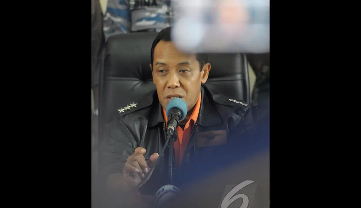 Bambang Soelistyo menjelaskan kedatangannya untuk meninjau langsung kegiatan dari para anggota penyelamnya, Lanud Iskandar, Pangkalan Bun, Kalteng, Kamis (15/01/2015). (Liputan6.com/Andrian M Tunay)