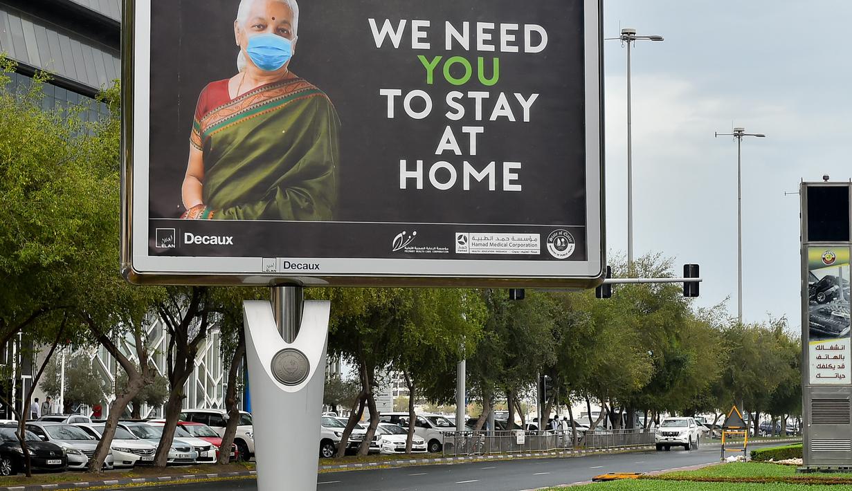 Papan reklame terkait kesadaran terhadap COVID-19 terlihat di sebuah jalan di Doha, ibu kota Qatar, (13/4/2020). (Xinhua/Nikku)