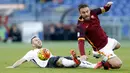 Pemain AS Roma, Daniele De Rossi, terjatuh akibat tekel pemain Atalanta, Jasmin Kurtic, pada laga Serie A di Stadion Olimpico, Italia, Minggu (29/11/2015). Roma kalah 0-2. (Reuters/Giampiero Sposito) 