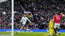 Marcel Sabitzer (kanan) berhasil mengecoh penjaga gawang Fulham, Bernd Leno dan menambah gol untuk Manchester United pada menit ke-77. (AP Photo/Jon Super)