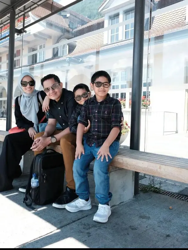 10 Gaya Hijab Kasual Alyssa Soebandono Liburan Bareng Dude Harlino dan Anak Keliling Eropa