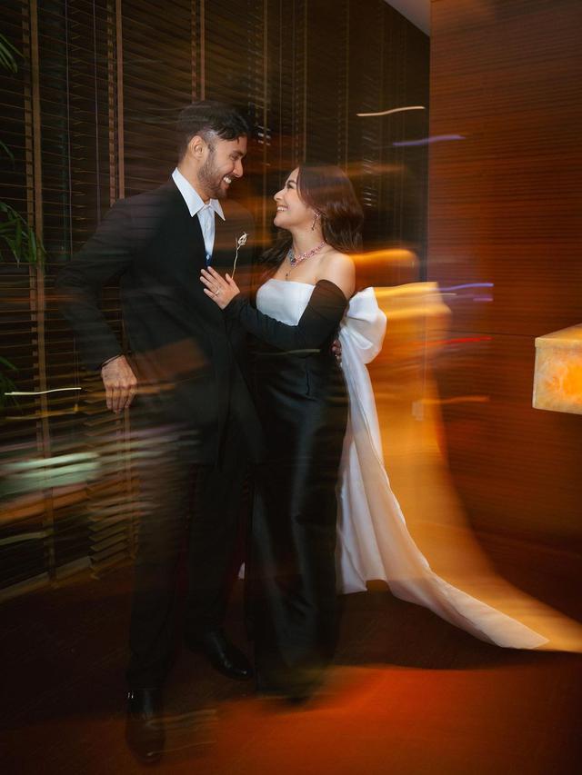 Prilly Latuconsina dan Refal Hady saat gala premiere film Ketika Berhenti di Sini (Foto: Instagram prillylatuconsina96)