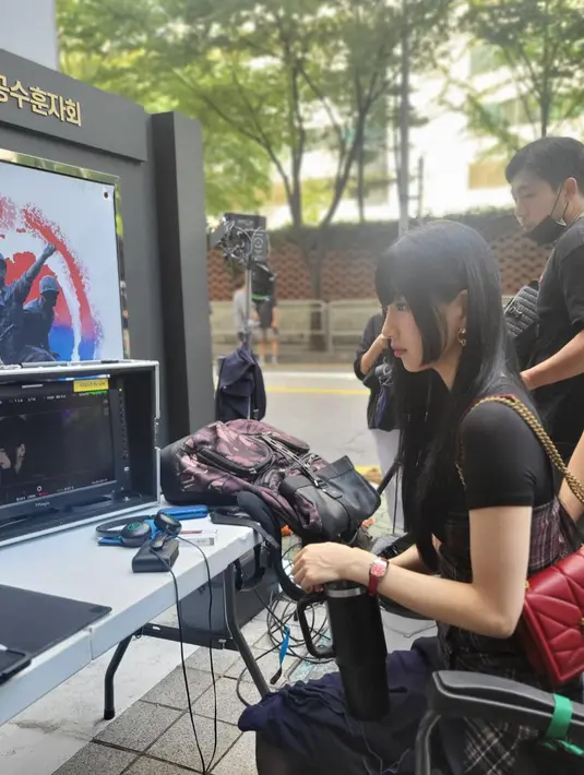 Suzy sedang memantau aktingnya di layar monitor. Hal ini biasa dilakukan oleh setiap aktor untuk mereview kualitas akting mereka di kamera. (Foto: Instagram/ skuukzky)