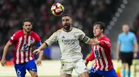 Pemain Real Madrid, Dani Carvajal (tengah) mengontrol bola dibayangi sejumlah pemain Almeria pada laga lanjutan Liga Spanyol 2023/2024 di Santiago Bernabeu, Madrid, Spanyol, Senin (22/01/2024) dini hari WIB. (AP Photo/Manu Fernandez)