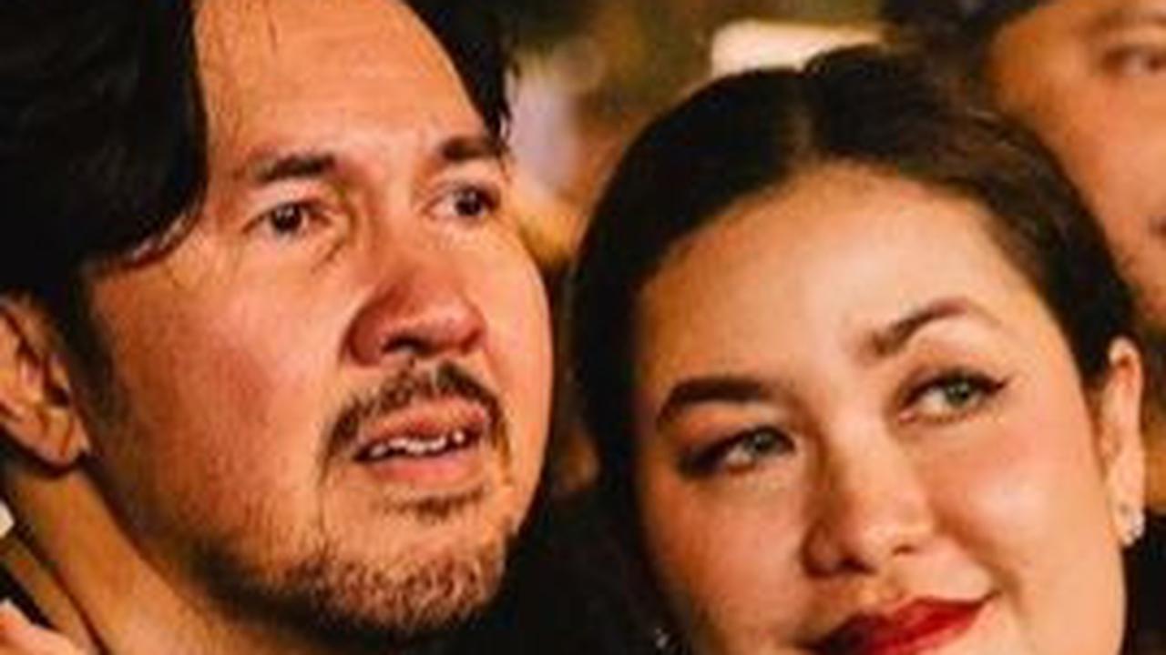 David Bayu Meneteskan Air Mata Dipelukan Sang Istri saat Teman-teman Musisi Menyanyikan Lagu NAIF di Synchronize Fest 2023