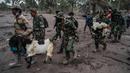 Tim SAR melakukan operasi pencarian korban menyusul letusan Gunung Semeru i desa Sumberwuluh, Lumajang, Jawa Timur, Senin (6/12/2021). Berdasarkan laporan Badan Nasional Penanggulangan Bencana (BNPB), jumlah korban meninggal sampai Minggu sore berjumlah 14 orang. (Juni Kriswanto / AFP)