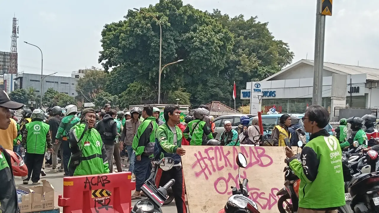 Kumpulan massa aksi demo berada di sekitar Mako Brimob Kwitang, Jakarta Pusat pada Jumat (29/8/2025) siang. (Liputan6.com/Maulandy)