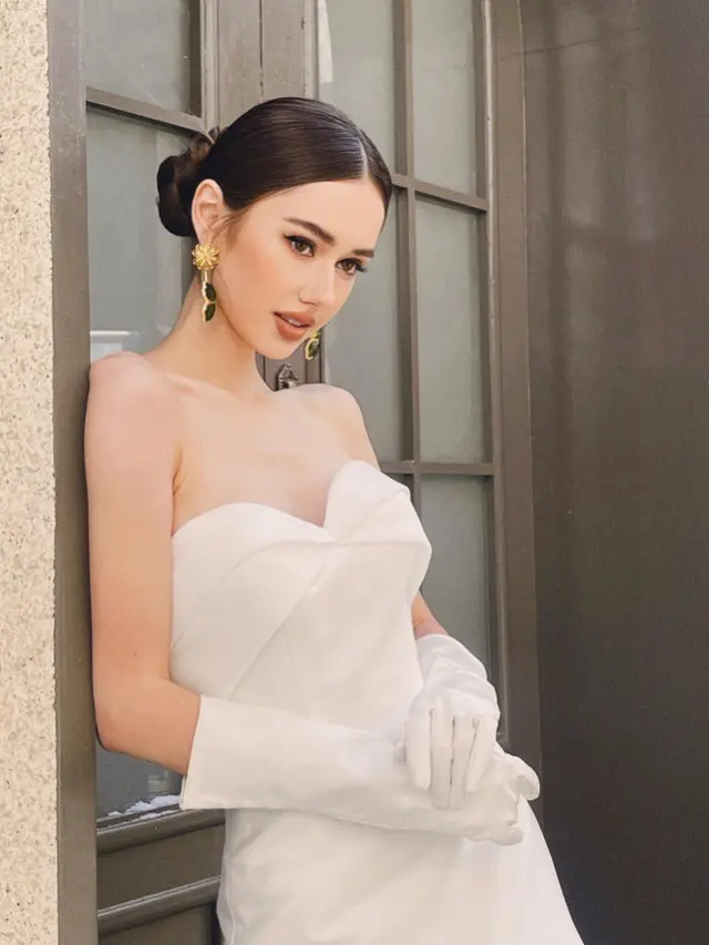 Gaya Vika Kolesnaya Saat Jadi Model Gaun Pengantin
