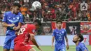 Pesepak bola Persija Jakarta Taufik Hidayat merebut bola dari pesepak bola Chonburi FC pada laga persahabatan dalam rangka peresmian Stadion Jakarta International Stadium (JIS) di Jakarta, Minggu (24/7/2022). Pertandingan berakhir imbang dengan skor 3-3. (Liputan6.com/Herman Zakharia)