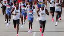 Pelari Kenya, Kelvin Kiptum (tengah) berkompetisi dalam Chicago Marathon 2023 di Chicago, Illinois, Amerika Serikat, 8 Oktober 2023. (AFP/Kamil Krzaczynski)