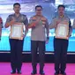 Kakorlantas Polri memberikan penghargaan kepada personel kepolisian yang sudah baik dalam bertugas. (Istimewa)