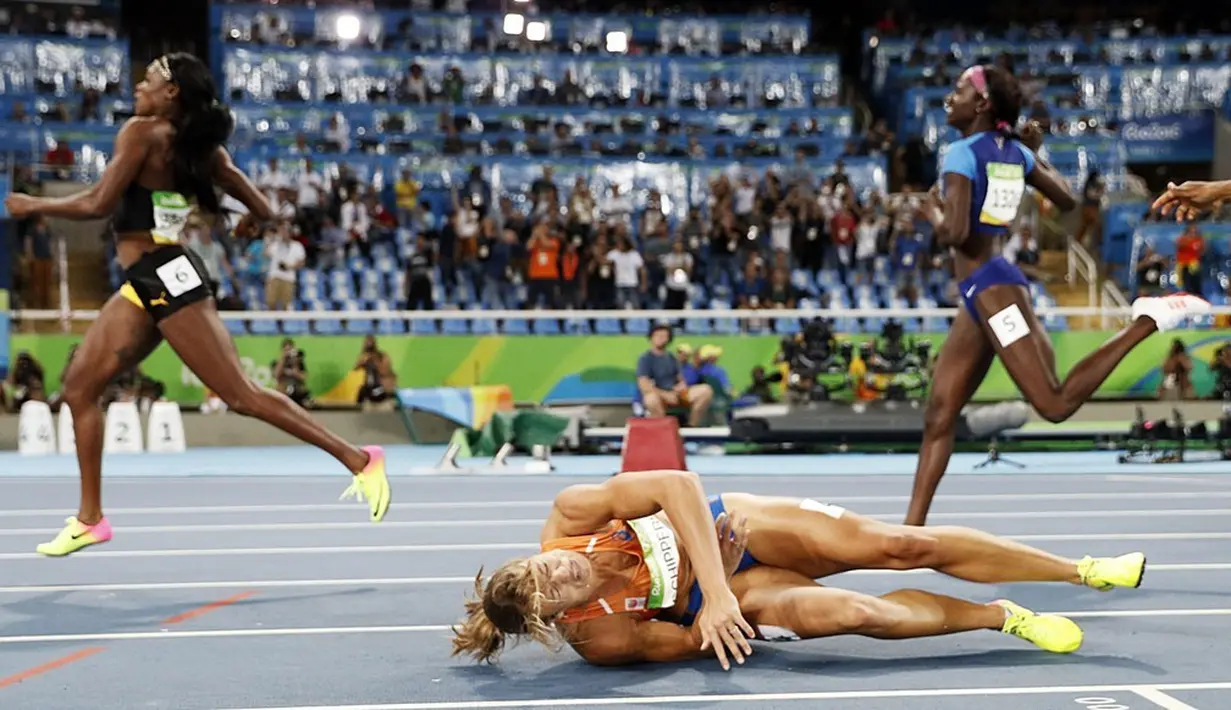  Pelari Belanda, Dafne Schippers, terjatuh setelah finis kedua dan meraih medali perak dalam final lari 200m putri Olimpiade Rio 2016 di Olympic Stadium, Rio de Janeiro, Brasil, (17/8/2016). (AFP/Adrian Dennis)