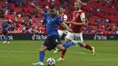 Peluang pertama Italia datang dari Leonardo Spinazzola. Ia berusaha melesatkan bola meski di sudut yang sempit dari sisi kiri kotak pinalti. Sayangnya tembakannya melebar dari gawang Danile Bachmann. (Foto: AP/Pool/Ben Stansall)