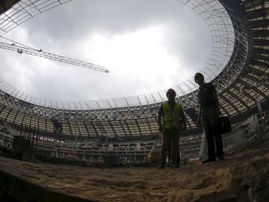 Pekerja berdiri di dalam stadion Luzhniki, Moskow, Rusia, Kamis, (9/7/2015). Untuk menyambut perhelatan Piala Dunia 2018, Stadion Luzhniki direnovasi besar-besaran.  (REUTERS/Maxim Shemetov)