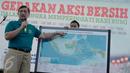 Luhut Binsar Panjaitan menujuk peta saat memberikan sambutan dalam peringatan Hari Bumi di kawasan pesisir Cilincing, Jakarta Utara, Sabtu (6/4). Acara itu bertajuk Gerakan Aksi Bersih Dalam Rangka Memperingati Hari Bumi. (Liputan6.com/Immanuel Antonius)