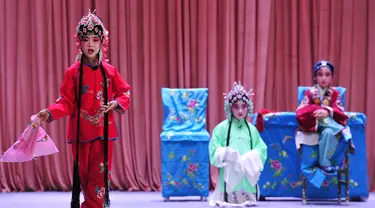 Anak-anak menampilkan Opera Hahaqiang di Mumendian, Qingxian, Provinsi Hebei, China, 27 Agustus 2020. Beberapa anak menghabiskan liburan musim panas mereka dengan mempelajari Opera Hahaqiang, sebuah opera lokal di beberapa bagian Provinsi Hebei dan Shandong.(Xinhua/Mu Yu)