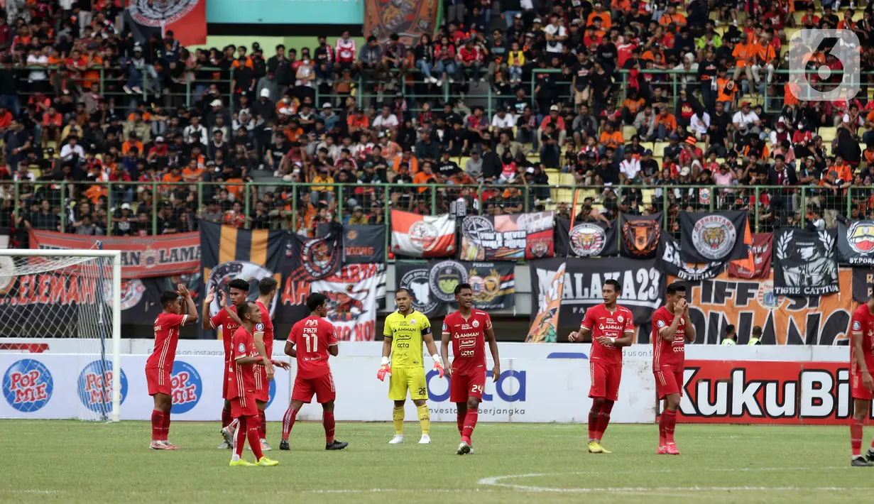 Pemain Persija Jakarta bersiap melakoni babak kedua laga lanjutan BRI Liga 1 Indonesia melawan Bali United di Stadion Patriot Chandrabhaga, Kota Bekasi, Jawa Barat, Minggu (15/1/2023). Gol Persija dicetak oleh Rezki Fandy Witriawan, Hansamu Yama Pranata dan Ondrejkudela. (Liputan6.com/Helmi Fithriansyah)