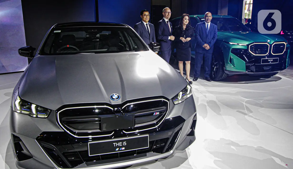 Director of Marketing BMW Group Indonesia Bayu Riyanto, Managing Director BMW Group Asia Lars Nielsen, Director of Communications BMW Group Indonesia Jodie O'tania, dan Director of Sales BMW Group Indonesia Ariefin Makaminan (kiri ke kanan) berbincang di samping The All New 5 BMW saat peluncuran di Press Day pameran otomotif GAIKINDO Indonesia International Auto Show (GIIAS) 2024 di Indonesia Convention Exhibition (ICE) BSD, Serpong, Kabupaten Tangerang, Banten, Rabu (17/7/2024). (Liputan6.com/Angga Yuniar)