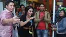 Penyanyi Krisdayanti saat tiba untuk merayakan ulang tahun Siti Nurhaliza di restoran cepat saji di kawasan Kemang, Jakarta, Minggu (10/1). Seperti diketahui, pelantun tembang Cindai ini berulang tahun pada 11 Januari. (Liputan6.com/Herman Zakharia)