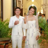 Setelah Lombok, Nadine Chandrawinata dan Dimas Anggara kembali menggelar resepsi di Jakarta. Hampir serupa dengan resepsi sebelumnya, kali ini mereka menggelar resepsi pernikahan di pinggir pantai. (Adrian Putra/Bintang.com)