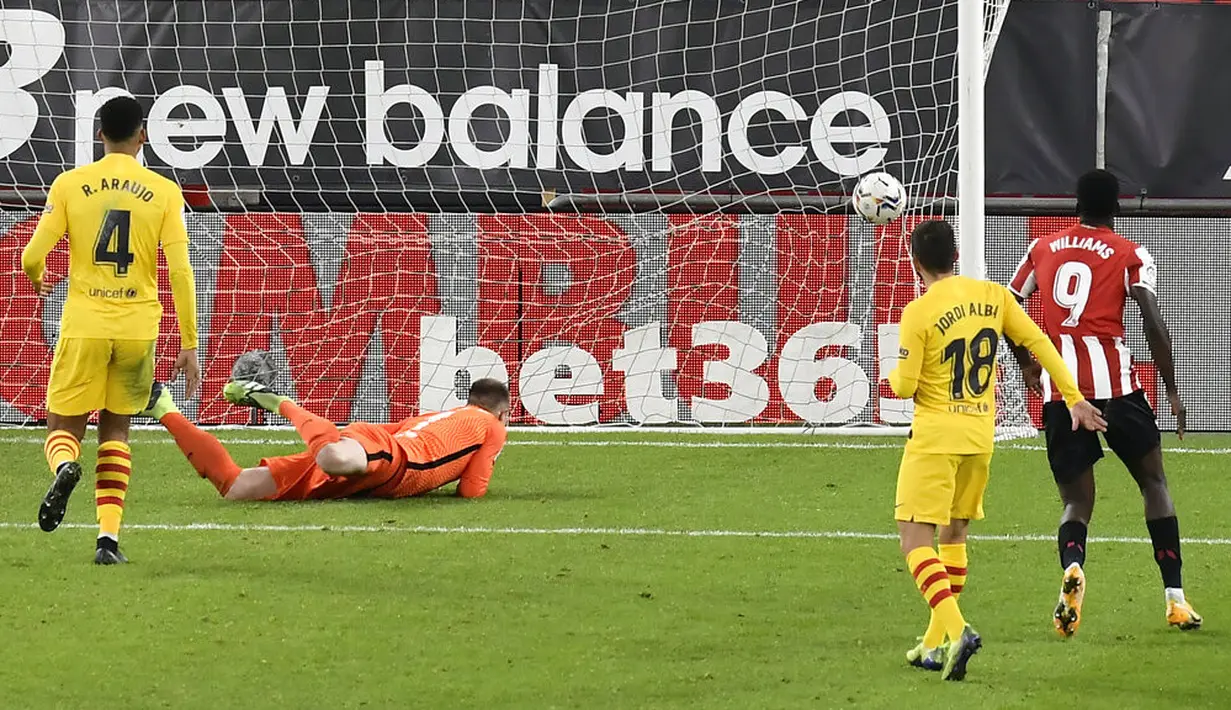 Kiper Barcelona Marc-Andre ter Stegen mencoba menyelamatkan gol saat melawan Athletic Bilbao pada pertandingan Liga Spanyol di Stadion San Mames, Bilbao, Spanyol, Rabu (6/1/2021). Barcelona menang 3-2 dengan dua gol dari Lionel Messi. (AP Photo/Alvaro Barrientos)