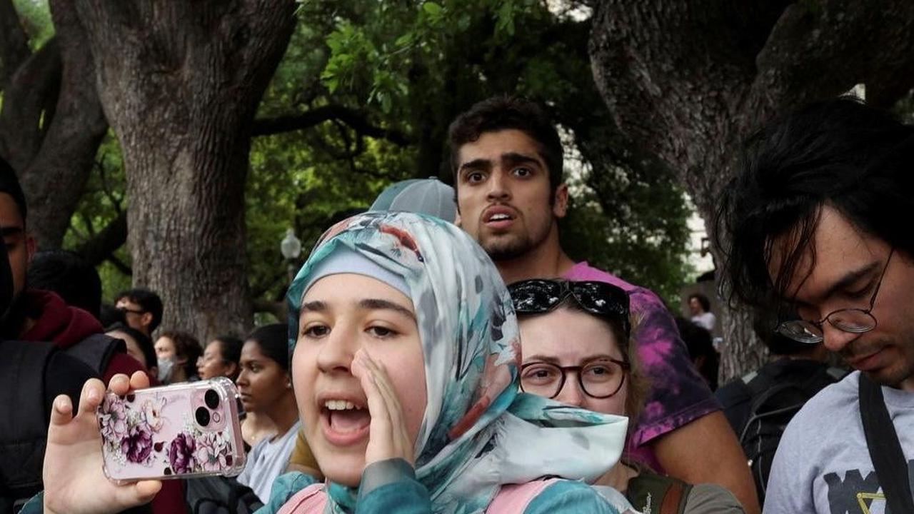 Aksi protes ini telah menyebar ke universitas lain, termasuk Harvard, New York University, Yale, Arizona State, dan California State Polytechnic University di Humboldt. Foto: REUTERS<br>