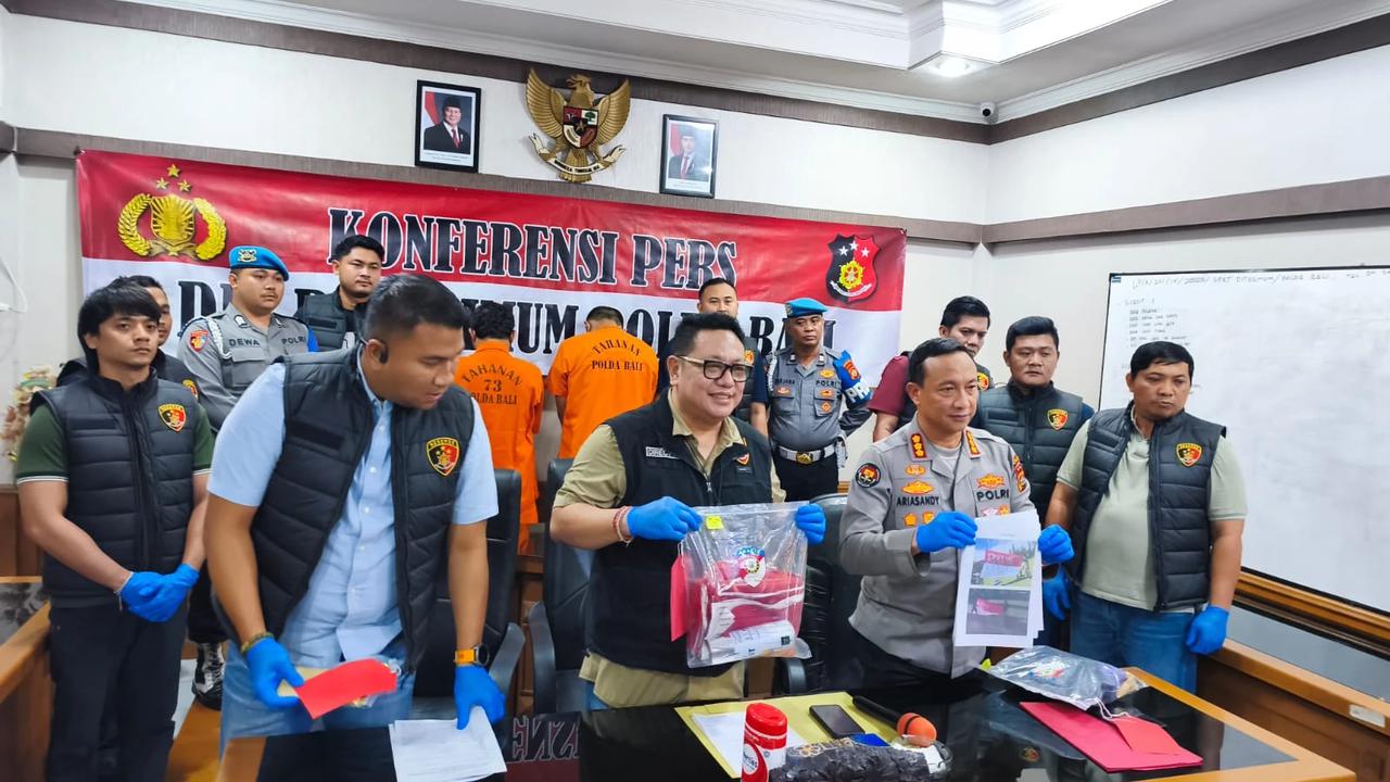 Dua tersangka penurunan dan pencoretan bendera merah putih di Taman Pecangakan, depan Kantor Bupati Jembrana saat diamankan di Mapolda Bali, Kamis (20/11).