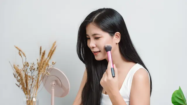 Mengenal Tren Makeup Terbaru, Cloud Skin Makeup (photo by freepik.com)