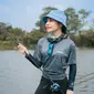 Prilly Latuconsina memancing di Danau Tajwid Pekanbaru, Riau, baru-baru ini. Sejumlah momen memancing diunggahnya di akun Instagram terverifikasi. (Foto: Dok. Instagram @prillylatuconsina96)